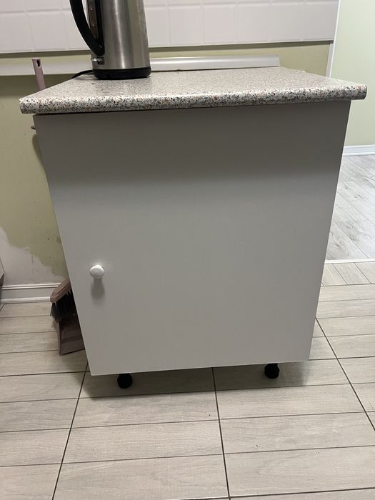 Продам 4 шкафа кухонных.