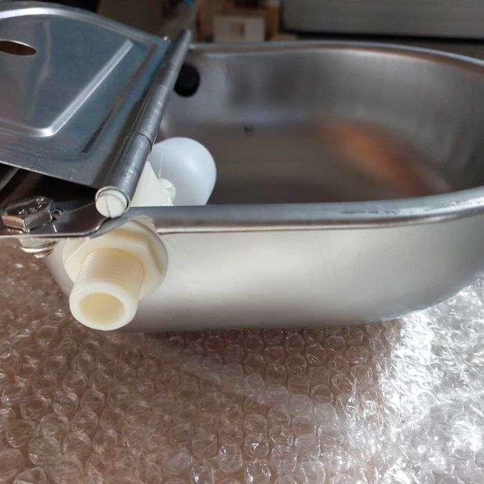 Автоматична поилка с купа от неръждаена стомана и обем от 2.5 литра