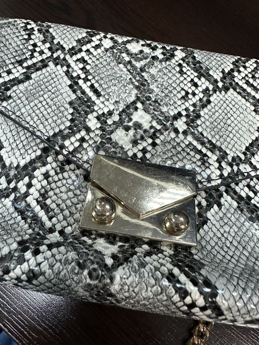 MANGO дамска чанта – змийски принт, верижна дръжка