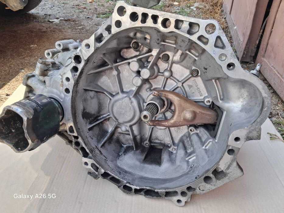 Cutie de viteze si bară față cu proiectoare Toyota Auris