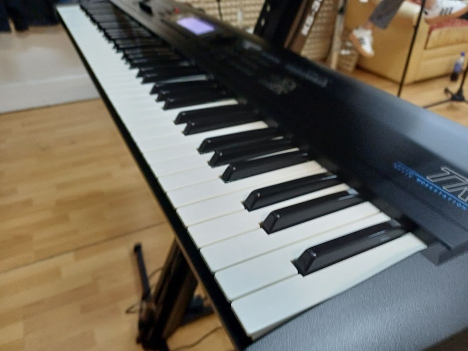 Korg TR 76  workstation