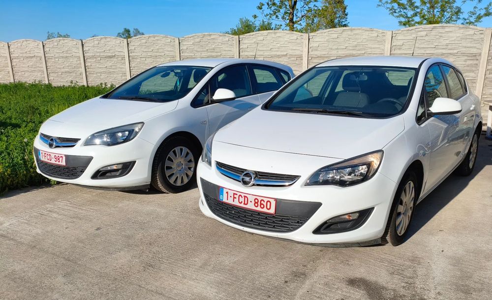 Opel Astra Facelift 2013 cutie automată 1.6 benzină aspirat mici avarii caroserie