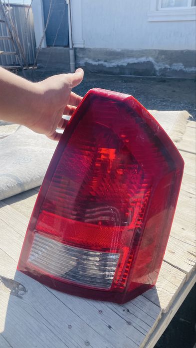 Задний правый фонарь Chrysler 300c 2005год