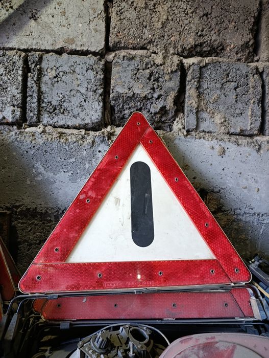 Аварийные знаки на Мерседес