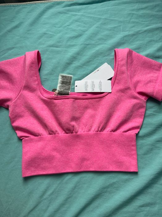 Guess- дамски фитнес топ м/л размер