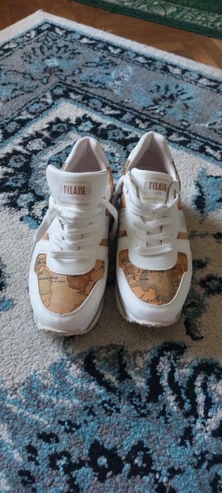 Vând adidași alviero