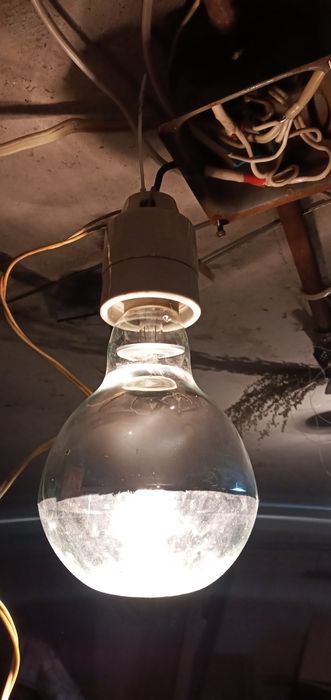 Продам лампочку с патроном