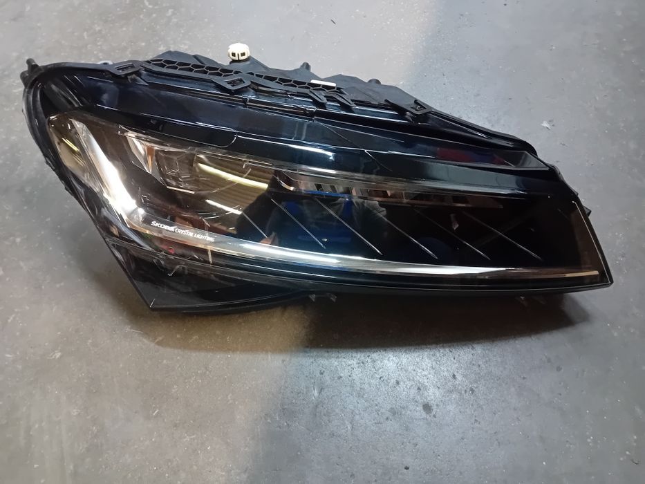 Far dreapta Skoda Superb 3 3V1 Full Led Crystal