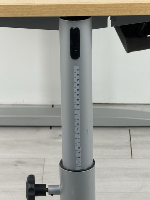 Стилно офис бюро с регулируема височина мануел обзавеждане,