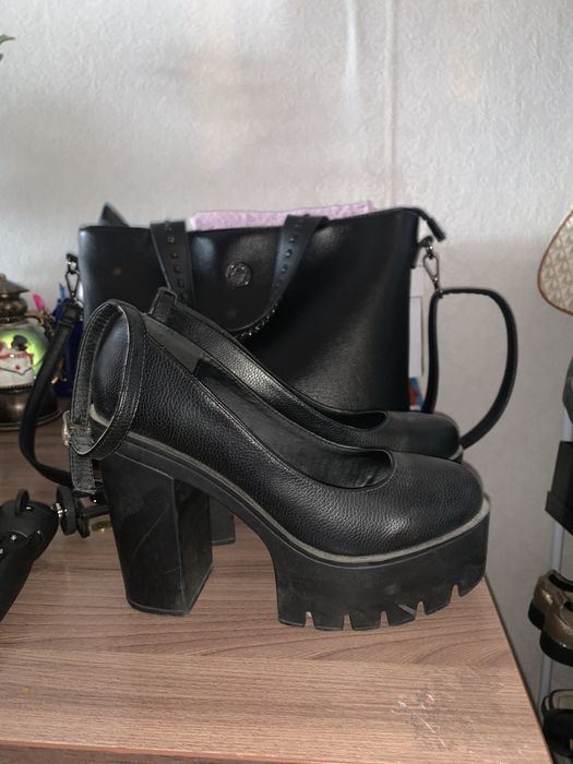 Туфли и кроссовки 40 размера