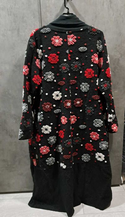 НОВА топла жилетка с релефни многоцветни цветя