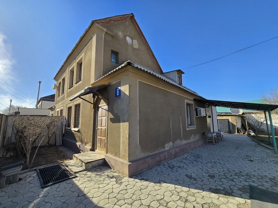 Продаётся 4-комнатный дом в центре города