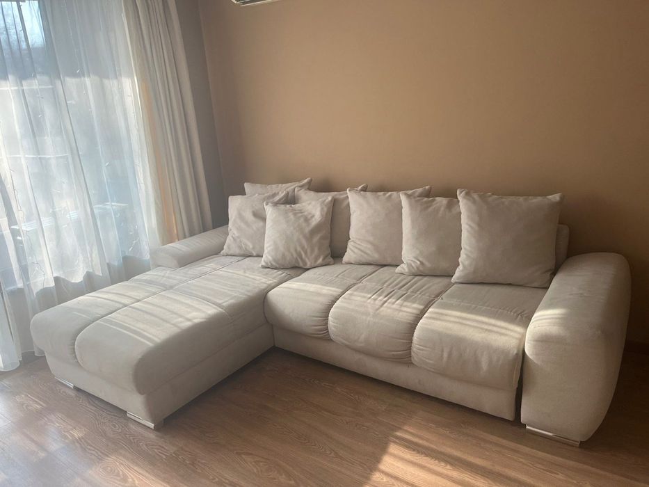 Диван бежов с 8 възгавници