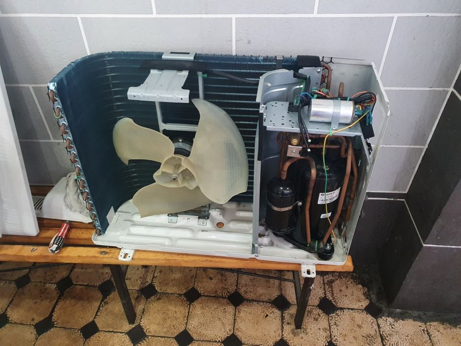 Установка кондиционеров, а также обслуживание. (Вадим)