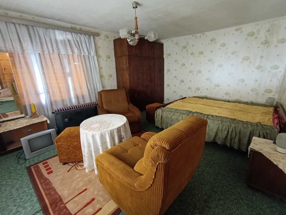 къща с двор в село Яворец