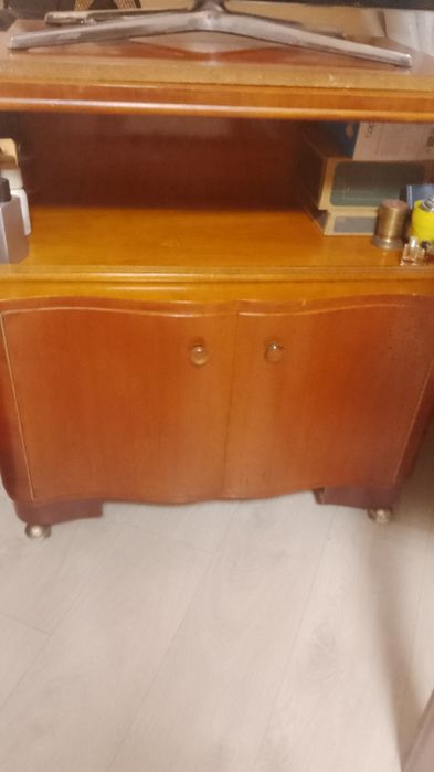 Mobila veche din lemn masiv de nuc