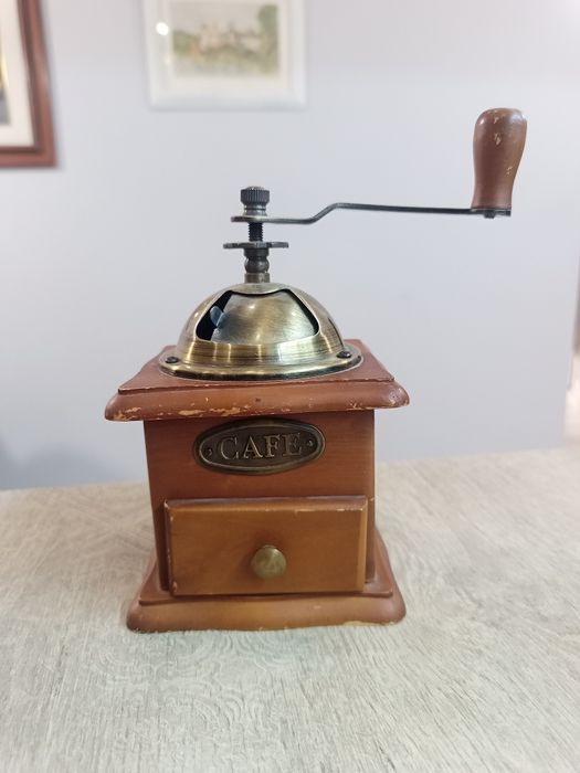Винтидж Ръчна Кафемелачка - Автентичен Аромат и Стил
