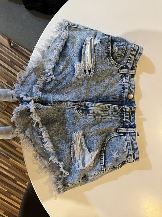 Къси дънкови гащи