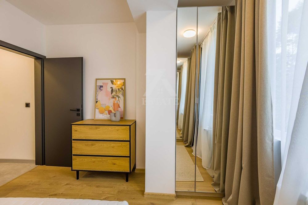 Продава се луксозен, 2- стаен апартамент в ж. кв. Младост 1