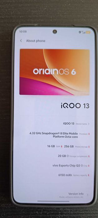 Продавам геймърски смартфон iQOO 13, черен (Alpha), 16GB/256GB, като нов с гаранция, бяло зарядно и USB-A - USB-Type C кабел