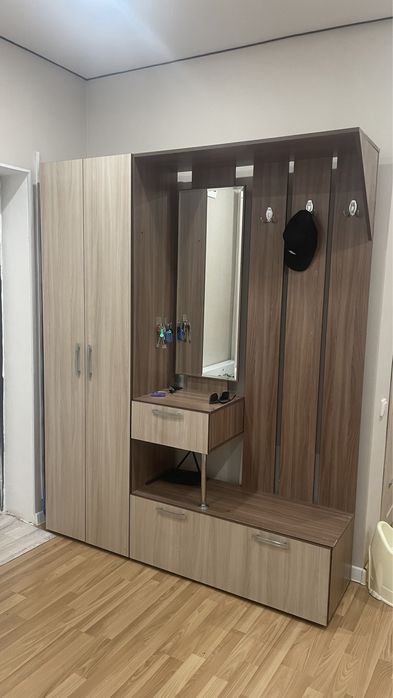 Продам прихожую почти новая