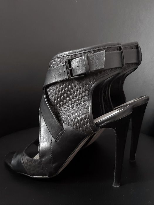 Botine Bershka cu toc.