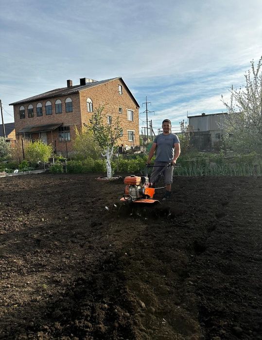 Вспашка земли мотоблоком.