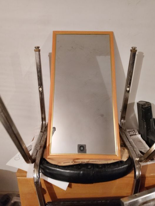 Огледало с рамка от дърво