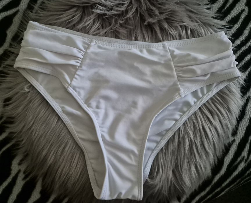 Долнище на бански