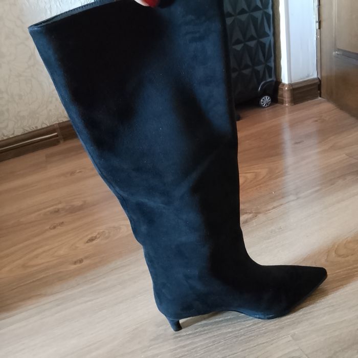 Продам осенне весенние замшевые сапоги батфррды до колена без замка.