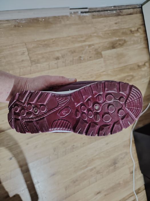 Обувки цвят червен