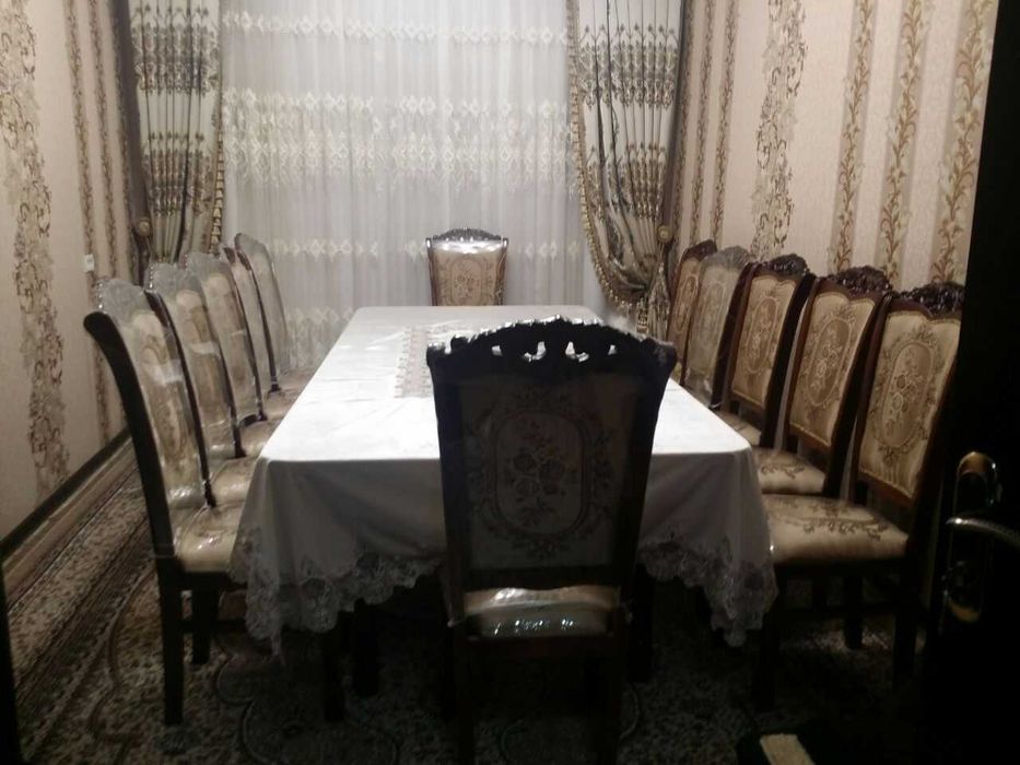 Стол со стульями для гостиной в отличном состоянии