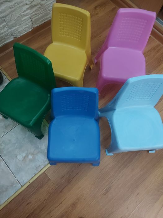 Детский стульчик разноцветные