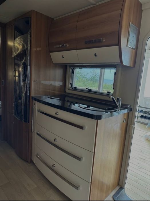 Продава се каравана с масивна дървена конструкция БЕЗ място