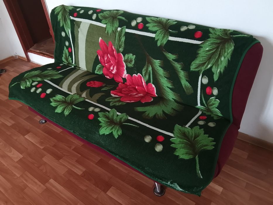 Продам диван бордовыи за 2500