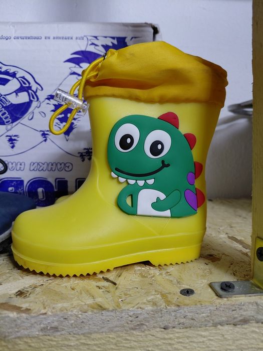 Продам детскую обувь