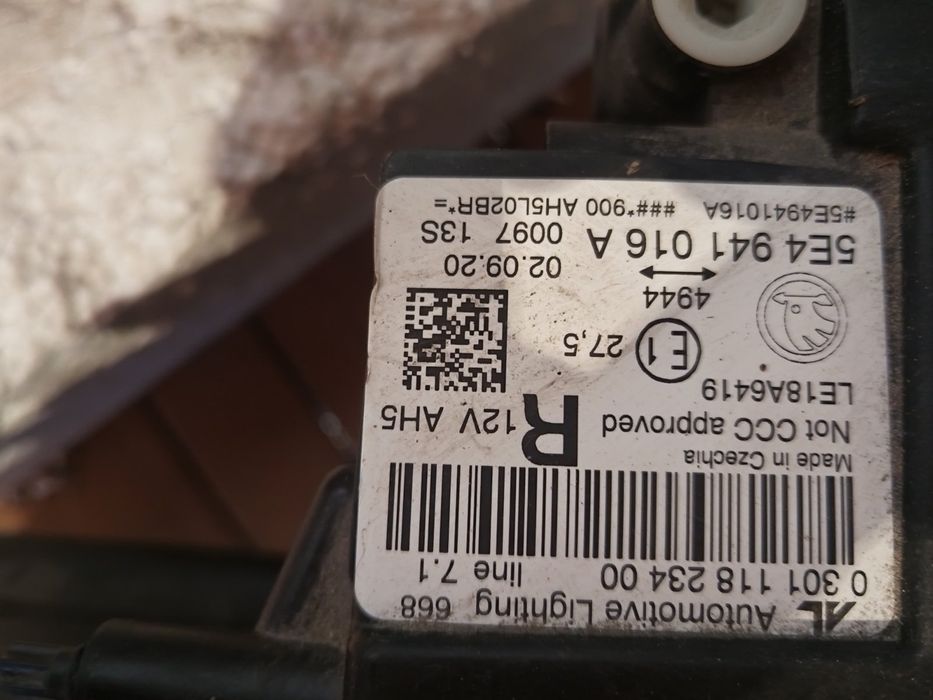 Оригинален фар за skoda Octavia 4