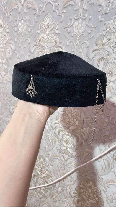 Шляпа с украшениями черная