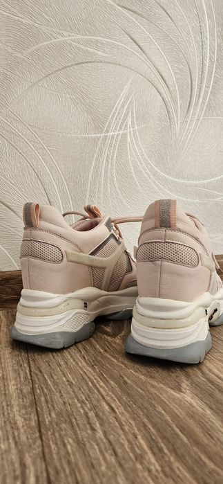 Кроссовки женские