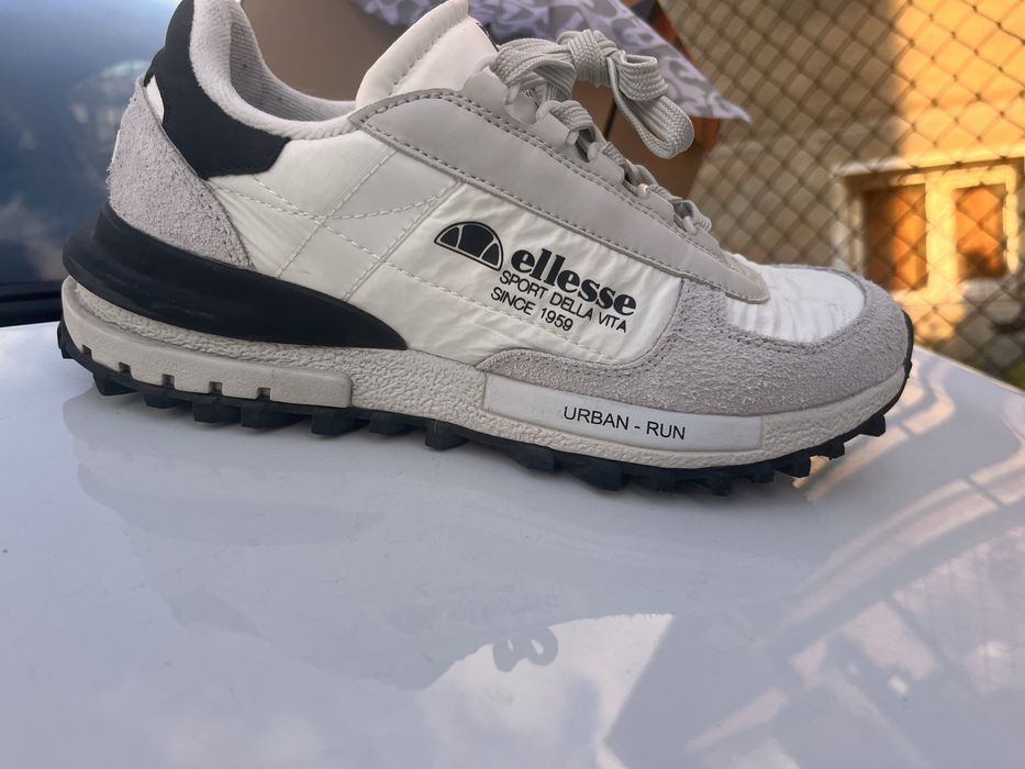 ELLESSE маратонки черно и бяло