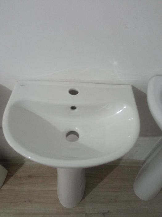 Душевые поддоны+3 рукомойника.