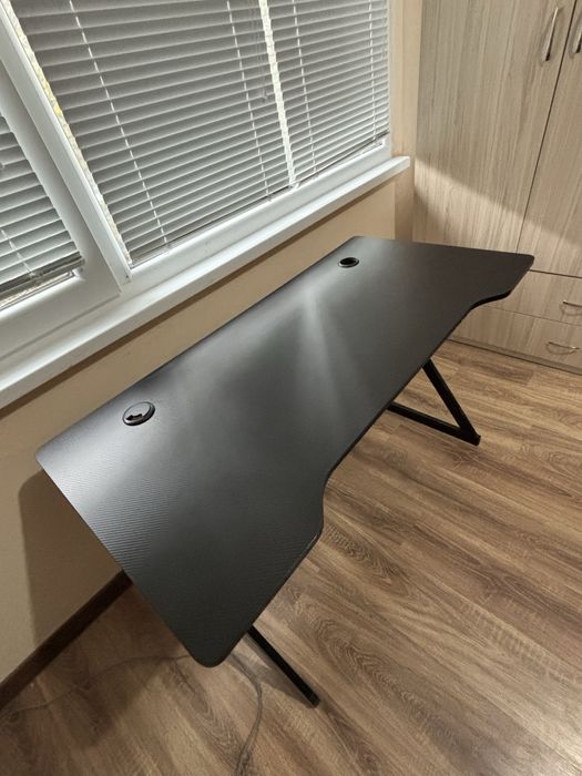 Геймърско бюро с ергономична форма и отвори за кабели – като ново