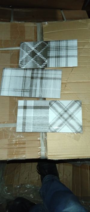 Faianță, gresie și parchet  în stare foarte bună și de calitate.