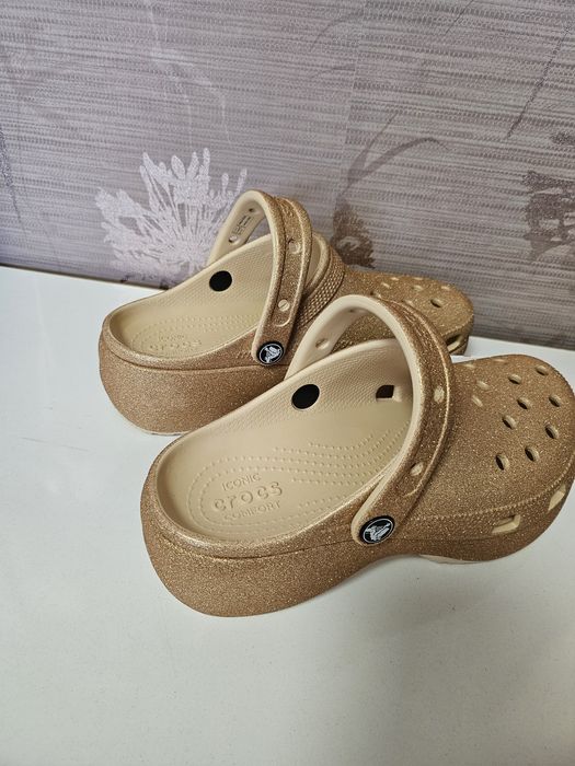 Златен crocs comfort