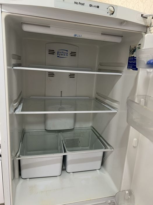 Холодильник рабочий, в нормально состояние