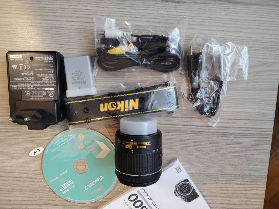Vând obiectiv, și accesorii Nikon D3300