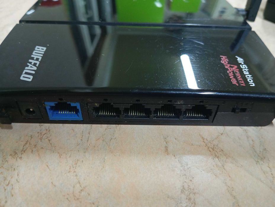 Продам роутер  Buffalo WHR-300HP.