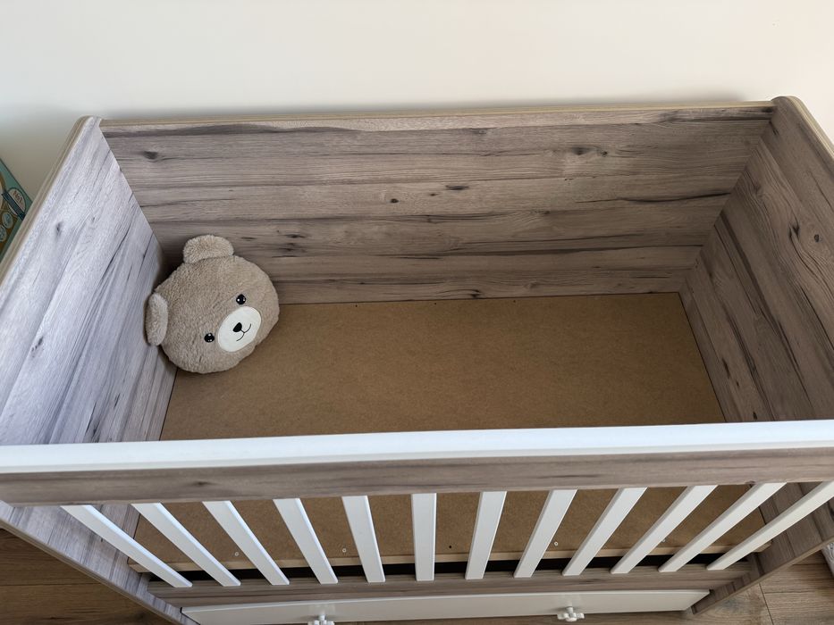 Дървена кошара с люлеещ механизъм и чекмедже