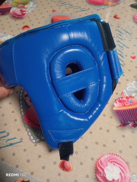 Шлем  и боксерские перчатки