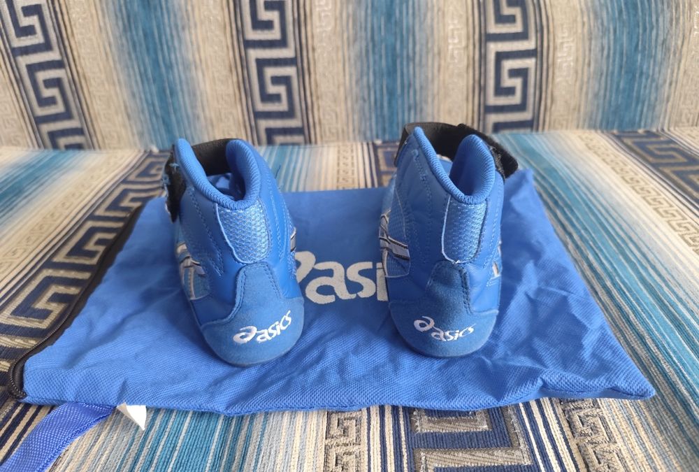 Борцовки бренда ASICS 36 размера

На фото